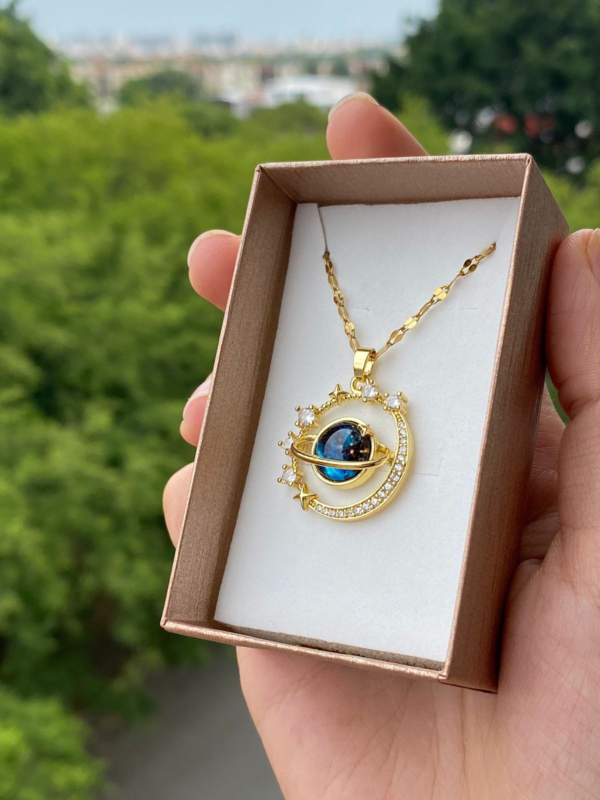 COLLAR PLANETA SATURNO LUNA + CAJA REGALO