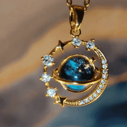 COLLAR PLANETA SATURNO LUNA + CAJA REGALO