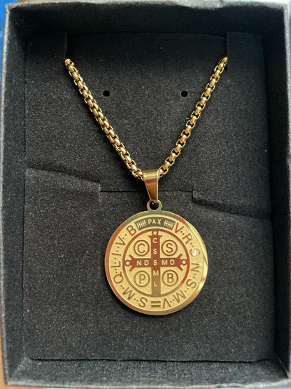 COLLAR SELLO SAN BENITO + CAJA REGALO